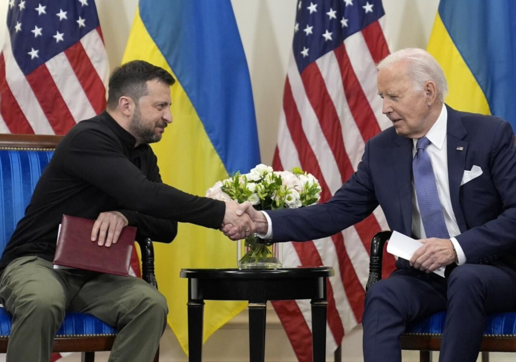 Biden se disculpa con Zelenskyy por demora en envío de armas